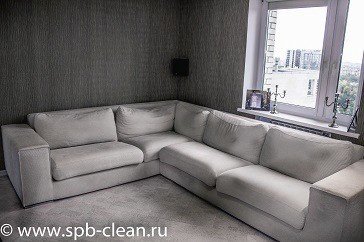 Грязный диван до химчистки