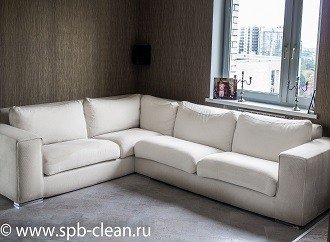 Чистый диван после химчистки
